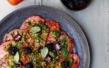 Carpaccio de tomates de France, pesto de pistaches et mûres