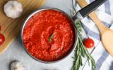 Rendez la sauce tomate moins acide avec un ingrédient simple (pas du sucre !) que vous avez probablement déjà à la maison !