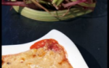 Gratin de rhubarbe et fraises séchées parsemées d'amandes effilées