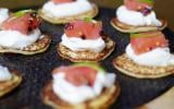 Petits blinis au saumon fumé, crème fraîche et citron vert