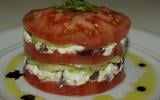 Mille-feuilles de tomates à la féta et aux concombres