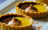 Tartelettes sablées et soufflé au chocolat, quenelles mousseuses et coulis de mangue