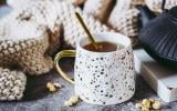 Boire une tisane le soir pour mieux dormir : est-ce vraiment une bonne idée ?