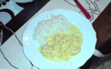 Curry de poulet à la banane et aux oignons