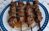 Brochettes de filet mignon relevé à l'ail et au poivre