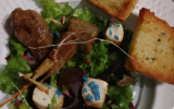 Croutons de chèvre frais au pavot bleu et sa salade au magret de canard fumé