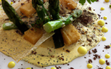 Royale de cresson, asperges vertes et vinaigrette de truffes