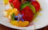 Salade de tomates multicolores, caviar d'aubergines au basilic