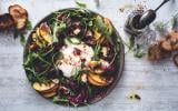 Salade de pêches, roquette et burrata