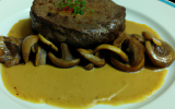 Minute de filet de bœuf, flan tiède de champignons de Paris, sauce à la moutarde de Meaux