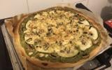 Pizza au pesto, fromage blanc, courgette et champignons