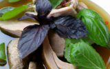 Bouillon de canard et foie gras combawa au basilic thai