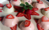 Quenelles de chocolat blanc tropical sur soupe de fraises