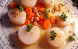 Nage de coquilles Saint-Jacques au jus de carotte et aux deux coriandres