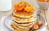 Pancakes au lait de chèvre et abricots rôtis au miel