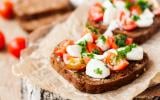 Tous en cuisine : Cyril Lignac partage sa recette facile et gourmande de tartines aux tomates confites et burrata