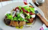 Tartine à l'avocat, poulet grillé et tomates séchées