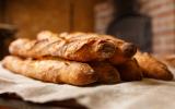 Grâce à la technique de ce chef et en 10 minutes seulement transformez votre pain rassis en une baguette ultra-croustillante !