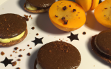 Macarons au chocolat à l'orange confite accompagnés de sa mousse chocolat blanc à la pistache et aux poires.