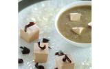 Dés de foie gras aux éclats de chocolat noir et velouté lentilles/foie gras avec ses cubes de Sauternes gélifiés.