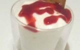 Verrine mousse de fromage blanc au cœur de coulis de fruits rouges