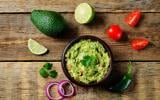 “Je préfère utiliser des oignons rouges” : un chef mexicain partage sa recette pour un guacamole parfait, idéal pour vos apéritifs de l’été !