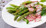 Salade d'asperges, radis et pousses de betterave