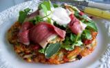 Salade de cresson et d'herbes fraîches sur rösti garnie de magret de canard fumé