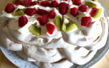 Pavlova aux framboises et kiwis