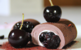 Roulé à la mousse au chocolat et cerises noires