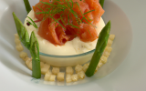 Panna cotta d'asperges, fromage de chèvre au saumon, tartare de grany