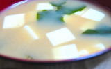 Soupe miso au tofu et au wakame