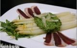 Asperges au pesto de roquette aux pistaches