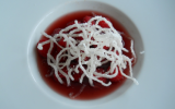 Soupe de vin rosé aux framboises, vermicelles de riz soufflés