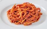 Découvrez cette recette italienne pour cuire les pâtes directement dans la sauce tomate, pour un maximum de saveurs