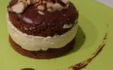 Gâteau au chocolat, à la pomme de terre, chantilly au café et amandes grillées