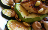 Poêlée de courgette et de pleurotes aux cacahuètes grillées