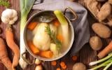 “Très bonne recette, facile, et bon marché” : voici notre meilleure recette de poule au pot, ce grand classique si réconfortant en hiver