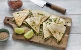 Quesadillas aux pousses d'épinard, oignons et feta