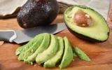 Ne jetez plus les avocats trop mûrs : découvrez cette recette simple et économique pour l’utiliser !