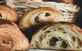 “Une recette que j’ai apprise de mes patrons” : le boulanger qui fait le meilleur pain au chocolat de France livre son secret