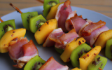 Brochettes de jambon cru à la papaye et au kiwi