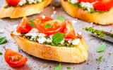 Crostini au pesto, féta, tomates cerises et basilic