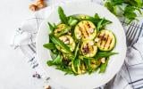 Salade de courgettes grillées, roquette et noisettes