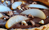 Tarte au chocolat, poudre de noisettes et poires