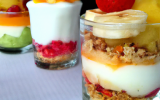 Verrine matinale : fruits frais, yaourt de qualité et granola au choix :