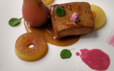 Foie gras poêlé au cacao, sauce au pineau des charentes et gelée d'espelette, poêlée de poires aux fruits confits