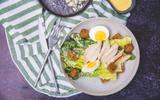 Encore meilleure qu’au bistro, voici les astuces du Chef Damien  pour réaliser  une salade César à la perfection !
