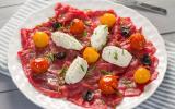 Carpaccio de bœuf, tomates confites, olives noires au Tartare ail et fines herbes