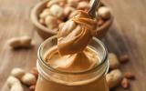 Voici 10 bonnes raisons de mettre du beurre de cacahuète dans son assiette